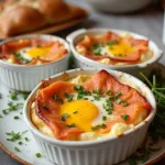 Запечённые яйца с сёмгой и шнитт-луком