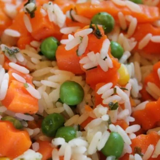 Салат с рисом и овощами