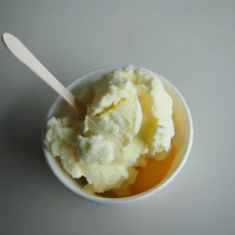 Мороженое с брусничным джемом