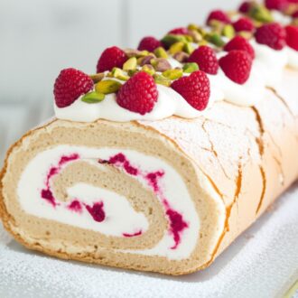 Меренговый рулет с малиной и фисташками