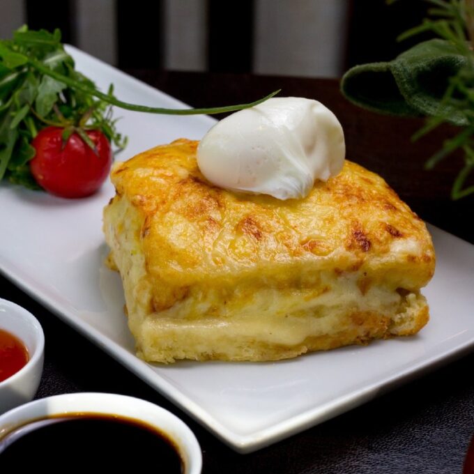 Яичные гренки с помидорами и сыром