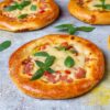 Мини-пиццы с колбасой и сыром