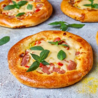Мини-пиццы с колбасой и сыром