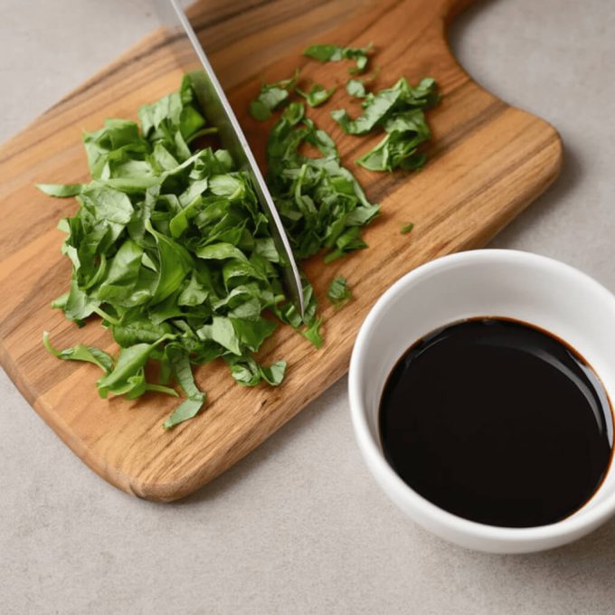 Подготовьте зелень и соус