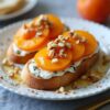 Кростини с голубым сыром и абрикосами