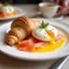 Яйцо пашот с круассаном и семгой
