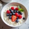 Молочная рисовая каша с ягодами