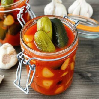 Огурцы в томатной заливке с чесноком