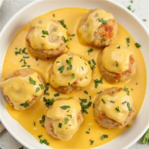 Куриные фрикадельки в сливочно-сырном соусе