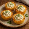 Картофельные тарталетки с курицей под чесночно-сырным соусом