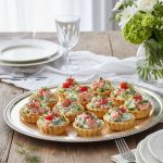 Тарталетки с сёмгой и овощами